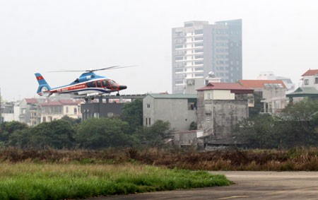 Chiếc chuyên cơ EC-155B1 hạ cánh tại sân bay Gia Lâm lúc 12 giờ 10 phút, ngày 15-3.